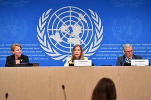 世界气象组织秘书长绍罗(中)在瑞士日内瓦举行的新闻发佈会上发言。（图：新华社）