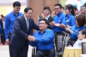 政府总理范明政向处境特殊的共青团员亲切问候。（图：越通社）