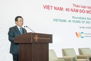 胡志明国家政治学院长阮春胜在研讨会上致词。（图：VTV）