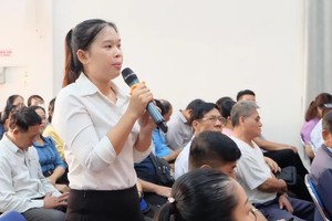 新平郡居民就教育基础设施短缺情况，在郡领导与民众对话接触会上提意见。