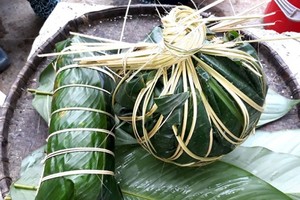 广宁省平寮县岱依族同胞包“父亲粽”和“母亲粽”。