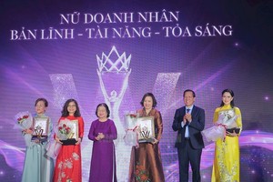 张美华同志与潘文迈同志(右二)向女企业家颁奖赠送鲜花祝贺。（图：市党部新闻网）