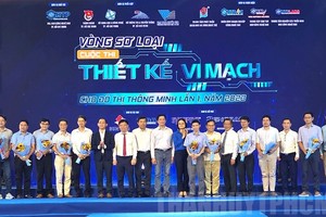 组委会向各代表赠送鲜花。（同意：市党部新闻网）