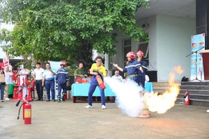 图为本市某一公寓居民演习灭火行动。（图：互联网）