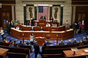 美国国会参议院当地时间23日凌晨通过总计1万2000亿美元的预算案，以避免部分联邦政府机构“关门”。（图：AMTV）