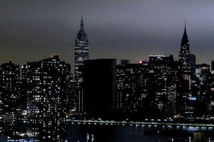 联合国纽约总部熄灯，参与“地球一小时”公益节能活动。（图：联合国）