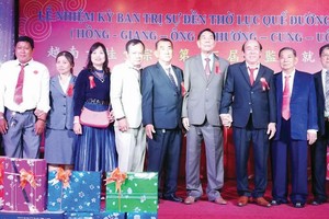 六桂堂宗祠第十三届理监事会就职联合照，右第五位为方南理事长。