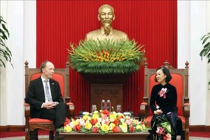 越南共产党中央书记处常务书记张氏梅（右）会见芬兰议会议长。（图：越通社）