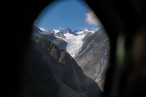 这是3月24日从直升机上拍摄的新西兰南岛西海岸福克斯冰川。（图：新华社）