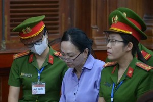 庭审上的被告张美兰（中）。（图：高昇）