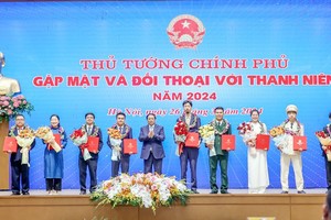 政府总理范明政祝贺青年模范代表。（图：越通社）