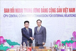 越南共产党中央书记处书记、中央对外部部长黎淮忠与朝鲜劳动党中央政治局候补委员、国际部部长、国务委员会委员、朝鲜最高人民会议主席金成南举行会谈。（图：越通社）