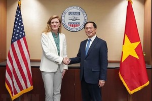 裴青山外长与美国国际开发署署长萨曼莎‧鲍尔合影。（图：越通社）