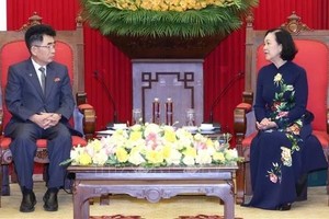 中央组织部长张氏梅（右）接见朝鲜最高人民会议主席金成南