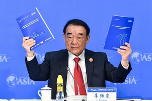 博鳌亚洲论坛秘书长李保东在发布会上发布旗舰报告。（图：视觉中国）