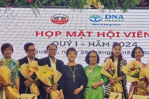 苏慧兰会长(左五)送花祝贺新会员企业。