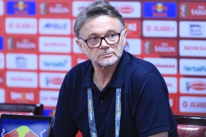 国家男足球队主教练特鲁西埃。（图：互联网）