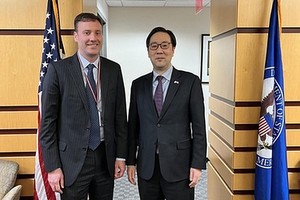 韩国外交部朝核外交企划团团长李埈一（右）和美国国务院代理对朝特别副代表职务的林恩·德贝沃伊斯合影。（图：韩联社）