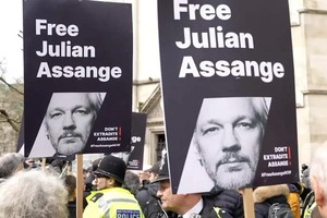 支持者在法院外声援阿桑奇。（图：互联网）