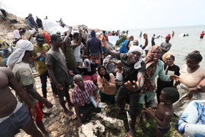 2023年7月26日，在突尼斯与利比亚边境的艾季迪尔角，众多移民滞留在地中海海岸边。（图：新华社） 