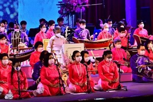 泰国公主（中）在音乐会上表演其创作的越南音乐作品。