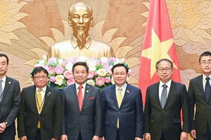 国会主席王廷惠与日本代表团合影。（图：曰钟）