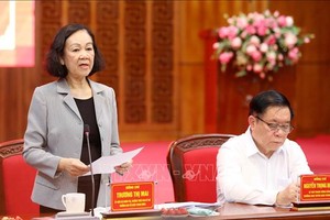 党中央组织部长张氏梅（左）在会议上发表讲话。（图：越通社）