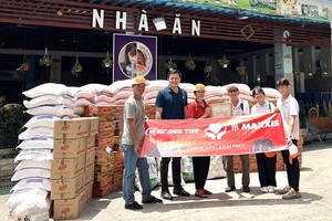 越南正新橡胶工业股份有限公司、凯福轮胎股份公司代表团向故乡人道中心赠送礼物。