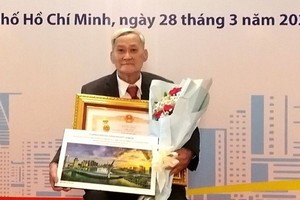 杨锦全荣获优秀艺人称号