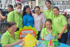 逾百人参加装饰斗笠比赛