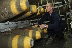 林肯号航空母舰上的MK-84炸弹库存。 （图：AP）