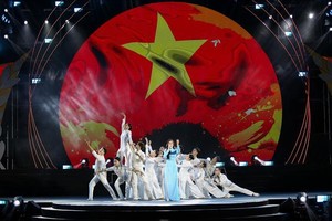 在艺术节目中，演出的一幕。（图：越通社）