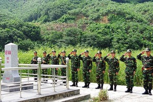 霍隆（Huổi Luông）边防屯官兵向第65界碑敬礼。（图：全民国防杂志）
