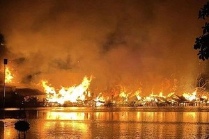 火势蔓延多个民房。