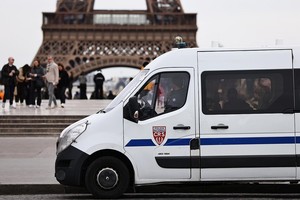 法国警察在巴黎特罗卡德罗广场巡逻警戒。（图：新华社）