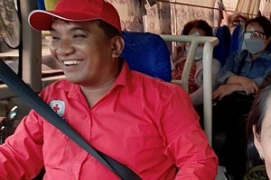 黎福厚驾车送病人到本市进行眼科手术。