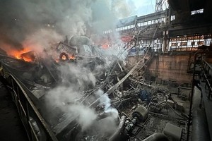 乌总理什梅加尔在社交平台上表示，俄军当天对乌发动大规模袭击导致第聂伯罗彼得罗夫斯克州、文尼察州、伊万诺-弗兰科夫斯克州等6个地区的能源基础设施受损，部分地区实施紧急断电措施。（图：互联网）