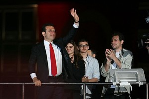 伊斯坦布尔市长、主要反对党共和人民党候选人埃克雷姆‧伊马姆奥卢(左)与支持者。（图：AFP）