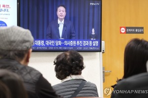 4月1日，在首尔龙山总统府，总统尹锡悦发表对国民谈话。图为在一家医院内，患者们通过电视收看谈话。（图：韩联社)