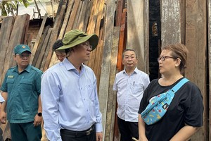 市委常务副书记阮胡海慰问第八郡灾民