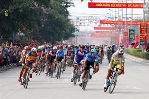 运动员进行第一赛段角逐。（图：越通社）