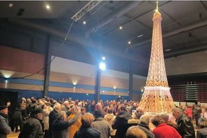 普洛用火柴砌出艾菲尔铁塔模型。（图：互联网）