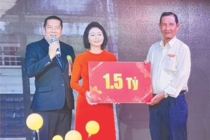 陈南北伉俪捐赠15亿元给珠洋培青学校筹委会。