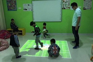 中国患有自闭症的儿童正在通过技术的辅助进行学习和康复。（图：联合国）