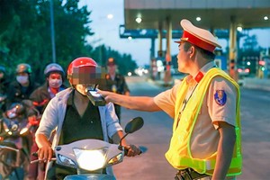 交警对一名机车骑士进行呼气式酒精测试。（图：警方提供）