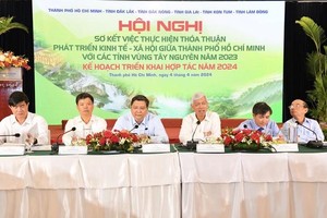 市人委会副主席武文欢（右三）在会上致辞。（图：越勇）