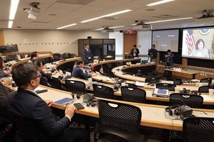 越南政府副总理黎明慨在波士顿与美国贸易代表凯瑟琳·戴举行交谈。（图：越通社）