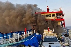 渡轮起火冒烟。（图：互联网）