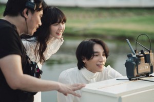 山松M-TP在拍摄音乐短片《未来的我们》幕后。