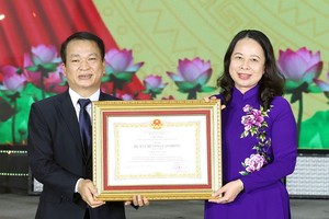 国家代主席武氏映春向太原大学授予一等劳动勋章。（图：统一）